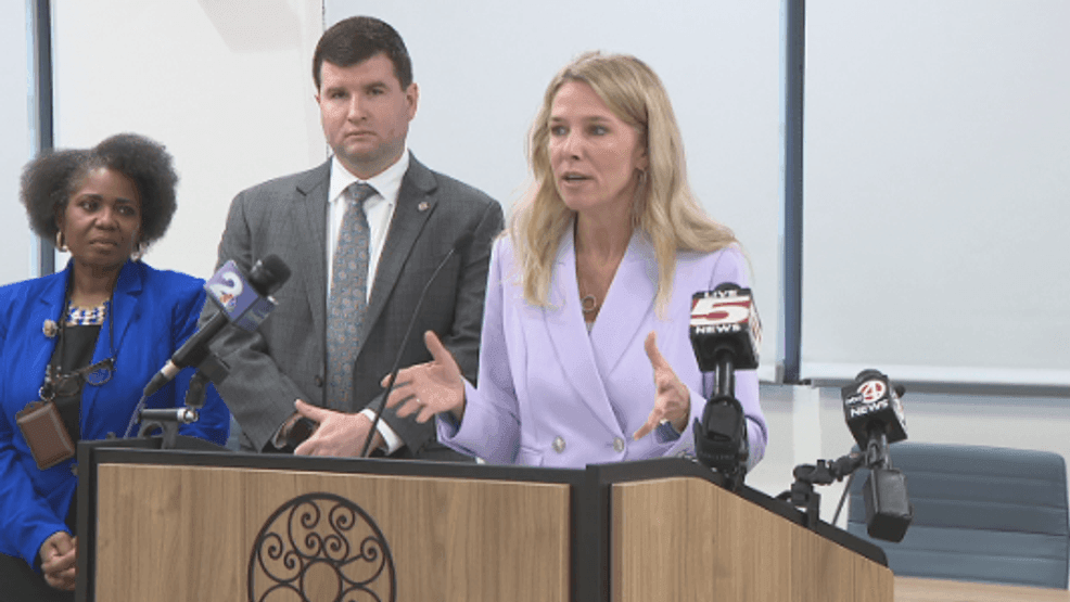 Charleston County schools board gives superintendent Anita Huggins ...