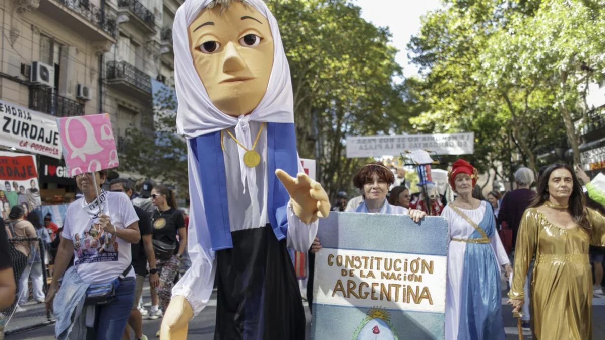 Una movilización multitudinaria se concentra en Plaza de Mayo bajo la ...