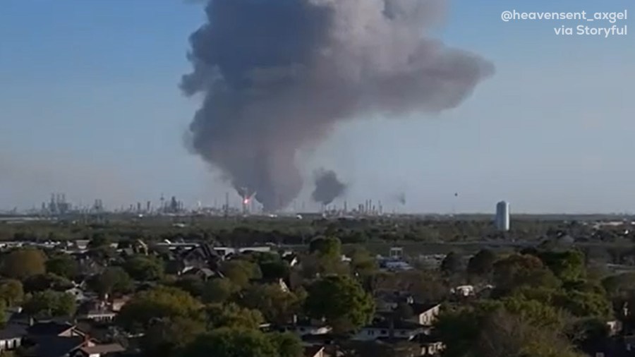 Explosion rocks Texas oil refinery