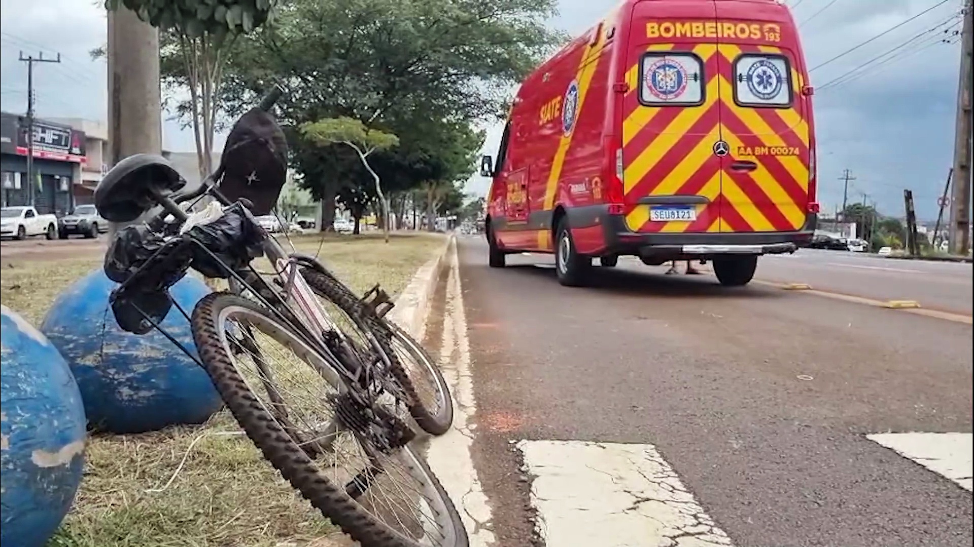 Em bicicleta sem freio, idoso atravessa preferencial e bate contra ônibus