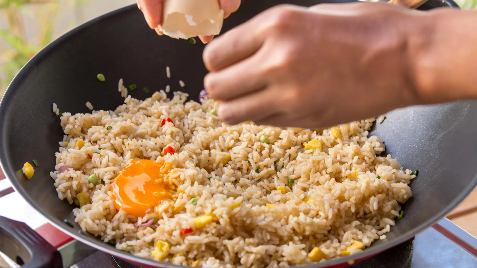 10 everyday cooking habits that secretly ruin homemade fried rice ...