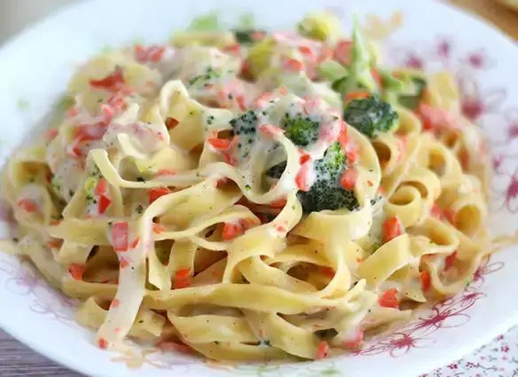 One-pot pasta - tagliatelles with salmon and broccoli