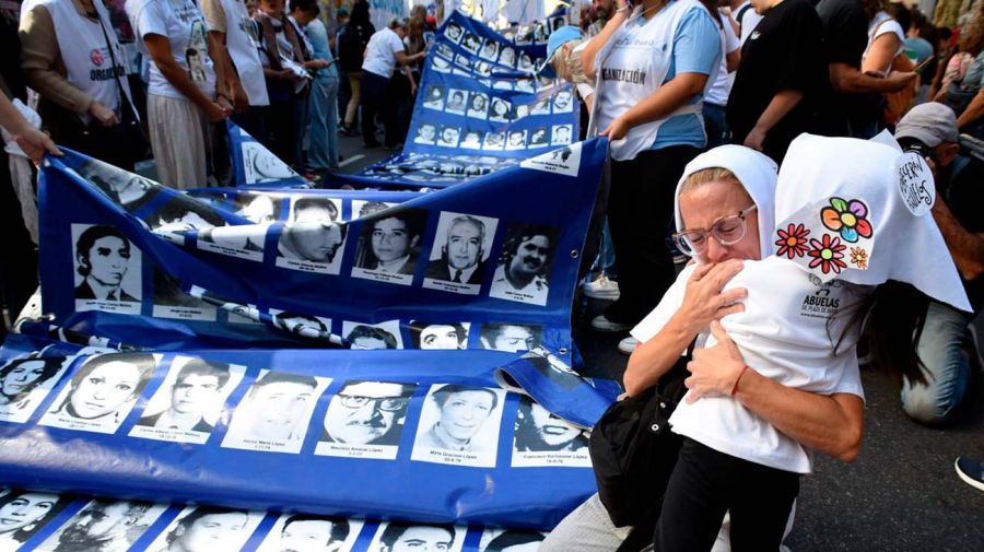 A 50 años del Golpe y con una Plaza de Mayo, comenzó el acto para ...