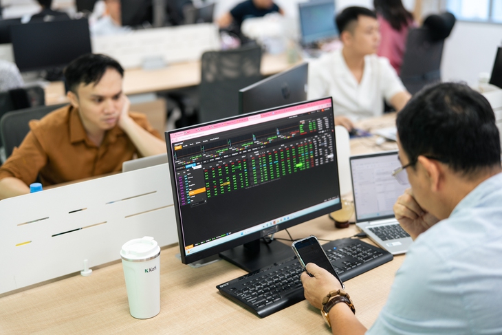 Chứng khoán 25-3: Ông Trump nói đạt 'đồng thuận lớn', Iran phủ nhận, nhà đầu tư nên làm gì lúc này?