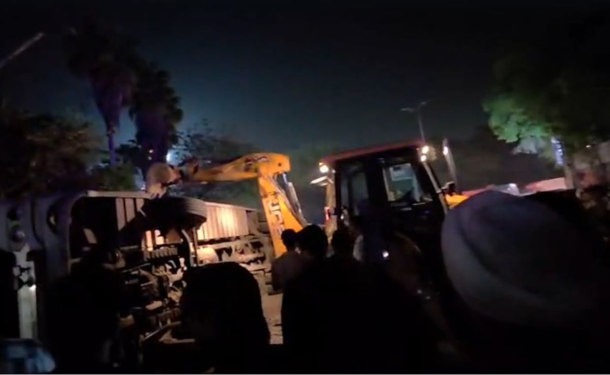 2 dead as double-decker bus overturns in Delhi's Karol Bagh