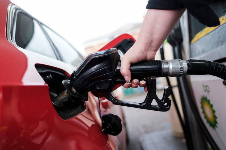 UK motorists could face £30 petrol and diesel cap under new rationing ...