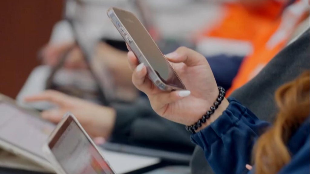 Maryland lawmakers move closer to restricting students' cellphone use ...