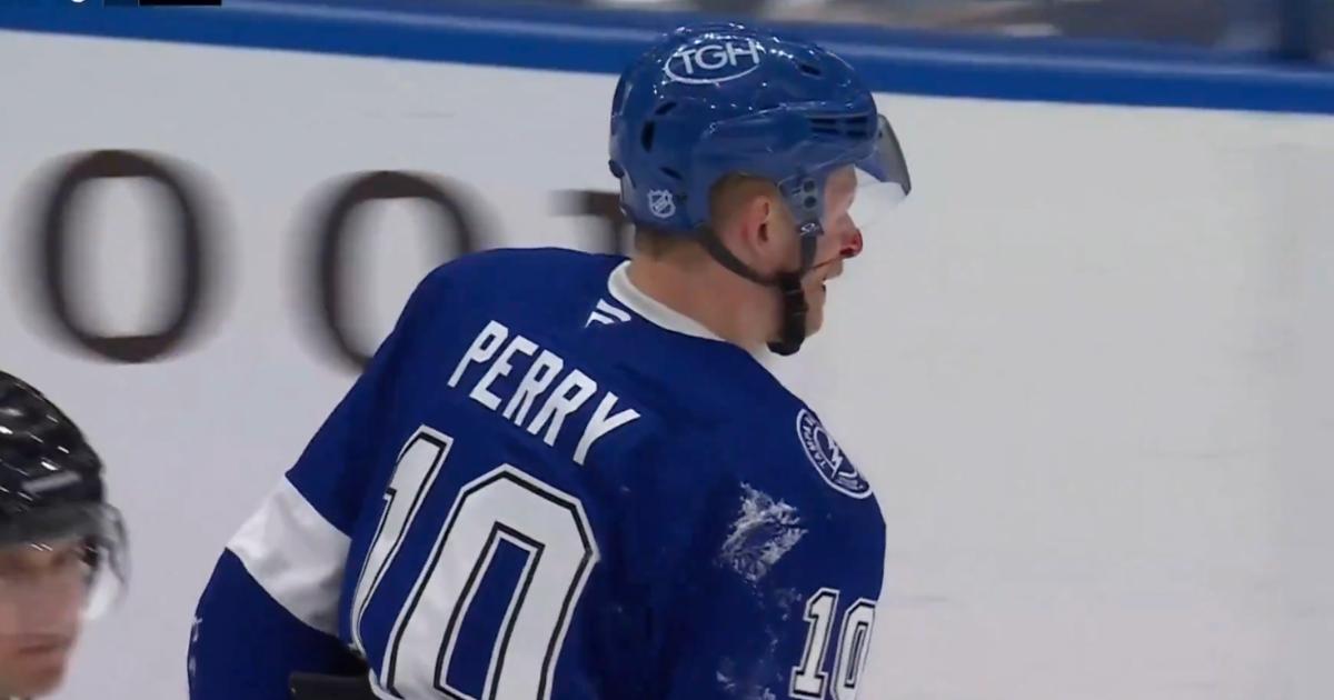 Corey Perry quitte la patinoire en sang après un combat brutal contre ...