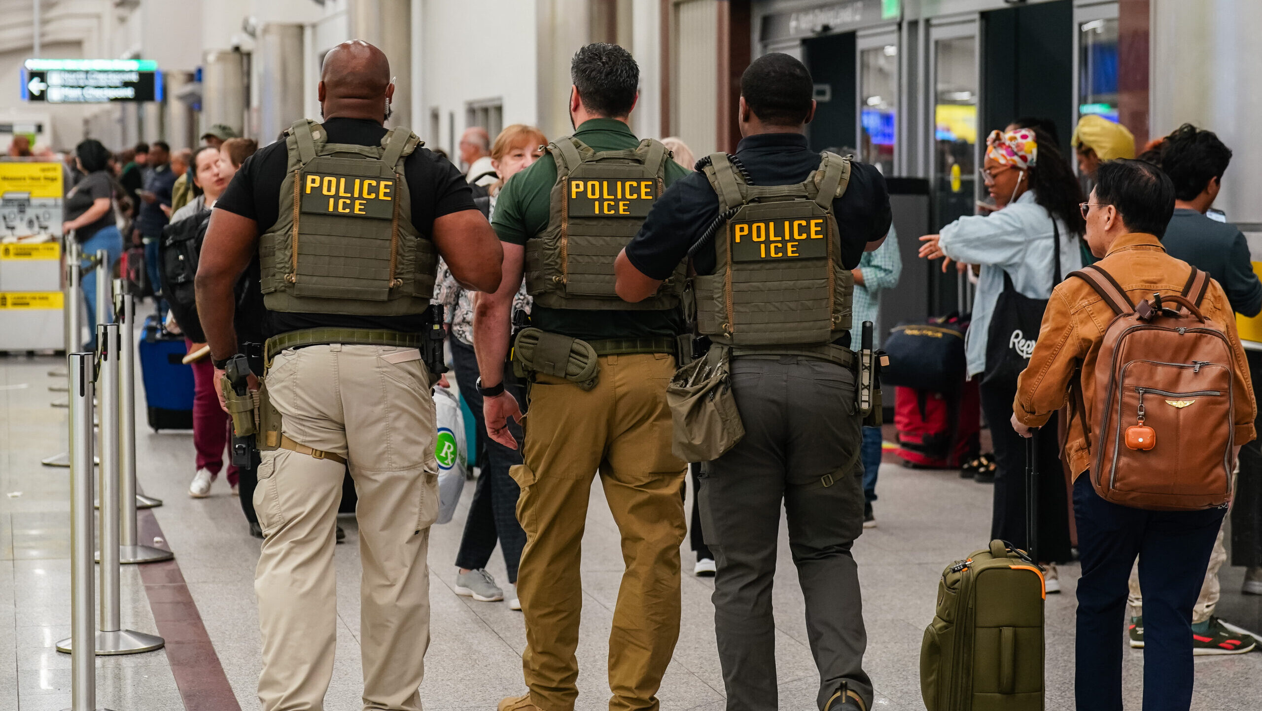 ICE agents detain mother in front of young daughter in disturbing ...