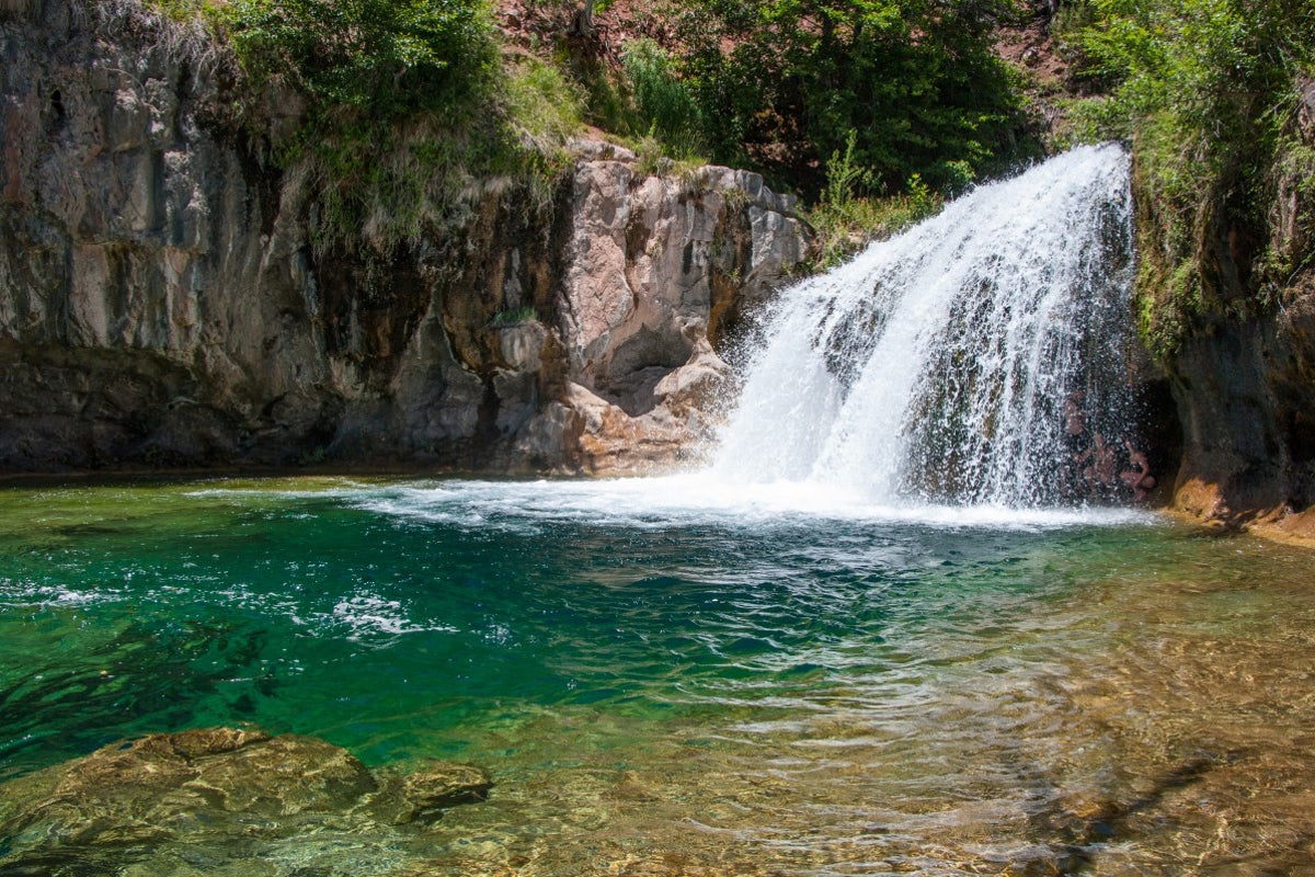 Man dies after jumping from Arizona waterfall