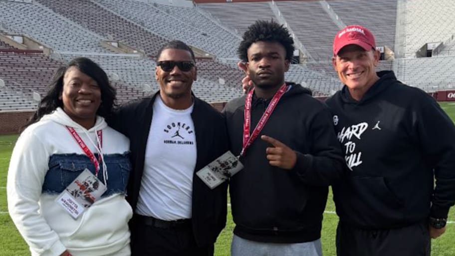 Oklahoma running back commit to visit other major program, per report
