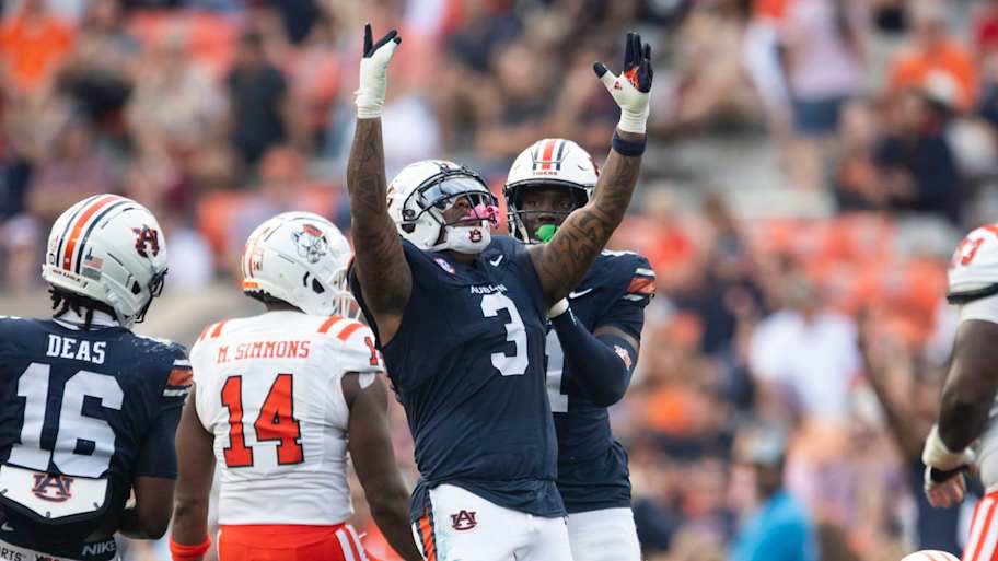 Auburn lands critical roster win, senior edge rusher returning in 2026