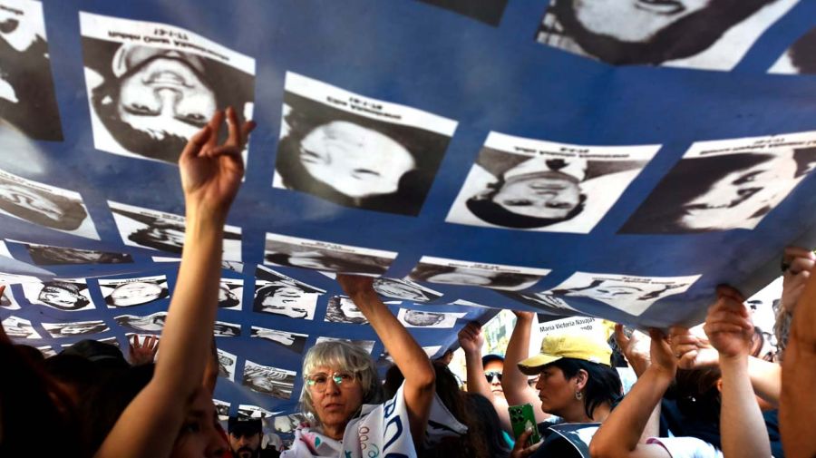 A 50 años del Golpe y con una Plaza de Mayo, comenzó el acto para ...