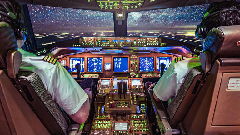 Pilot shares what it’s like to operate a red-eye flight overnight