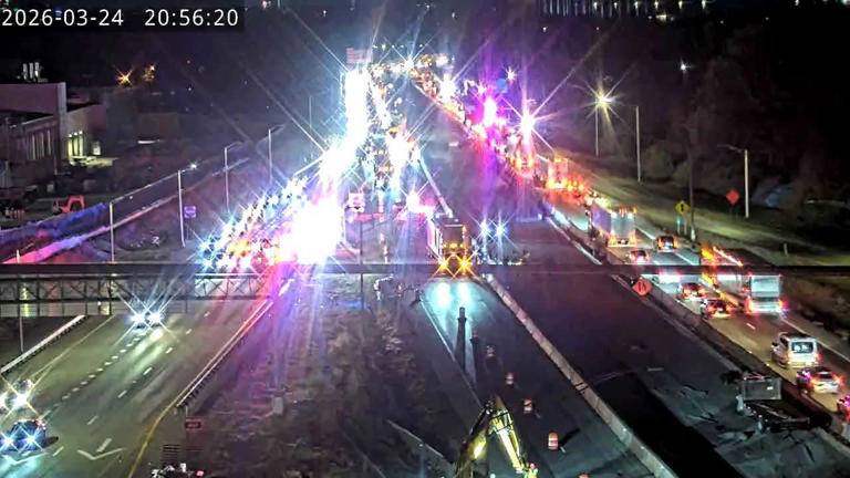 Crash blocks all lanes on I-264 E near Brownsboro Road