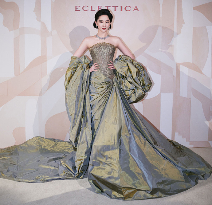 Lưu Diệc Phi diện đầm bồng bềnh như sóng biển đi show