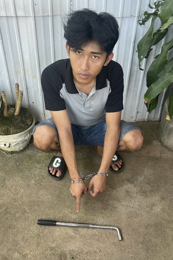 Lái ôtô truy đuổi chiếc taxi chở vợ, đập phá