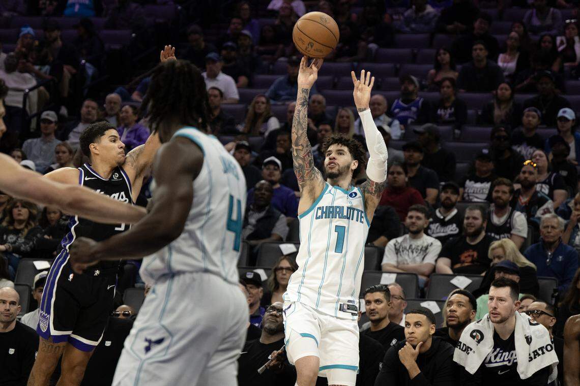 Kings can't stop record-tying 3-point barrage in loss to red-hot Hornets
