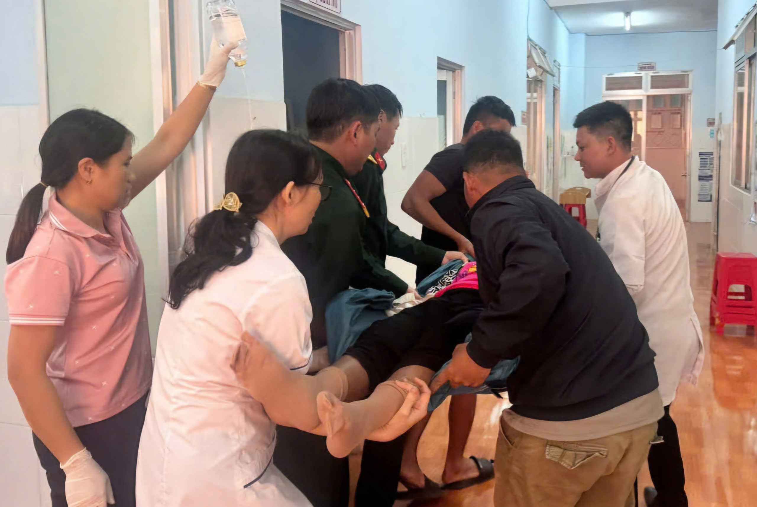 Quân sự phường kịp thời hỗ trợ sản phụ trở dạ khi đang trên đường