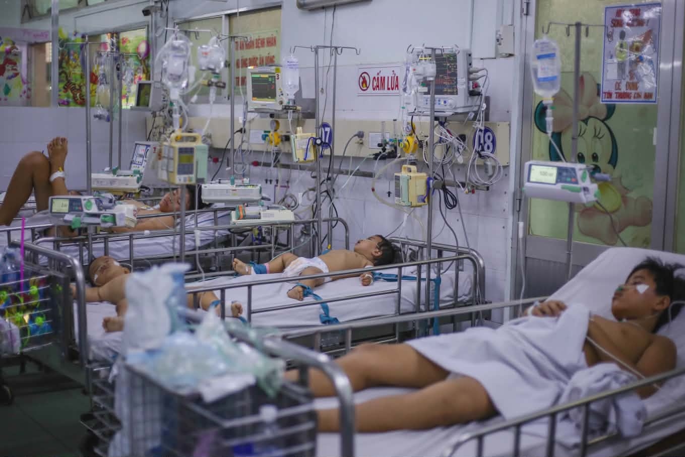 Ca tay chân miệng tăng mạnh, TP HCM ghi nhận 2 trẻ tử vong