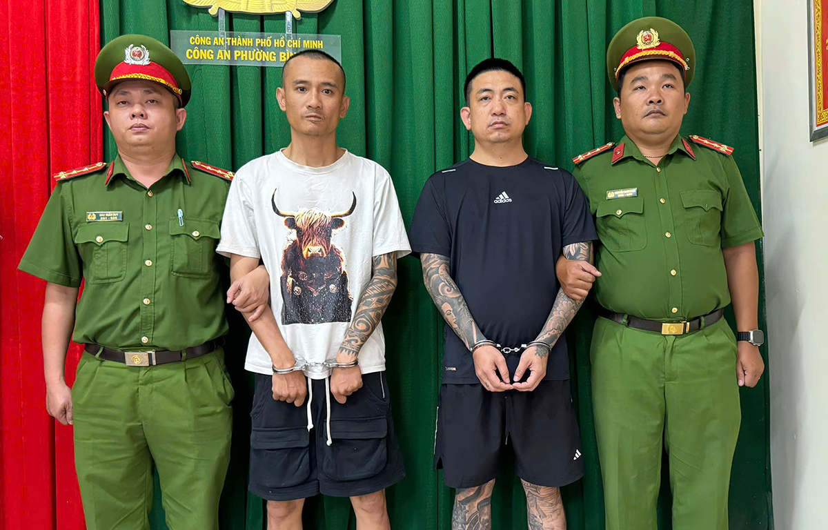 Hai người đi xe bán tải bị bắt vì hành hung thanh niên trên đường