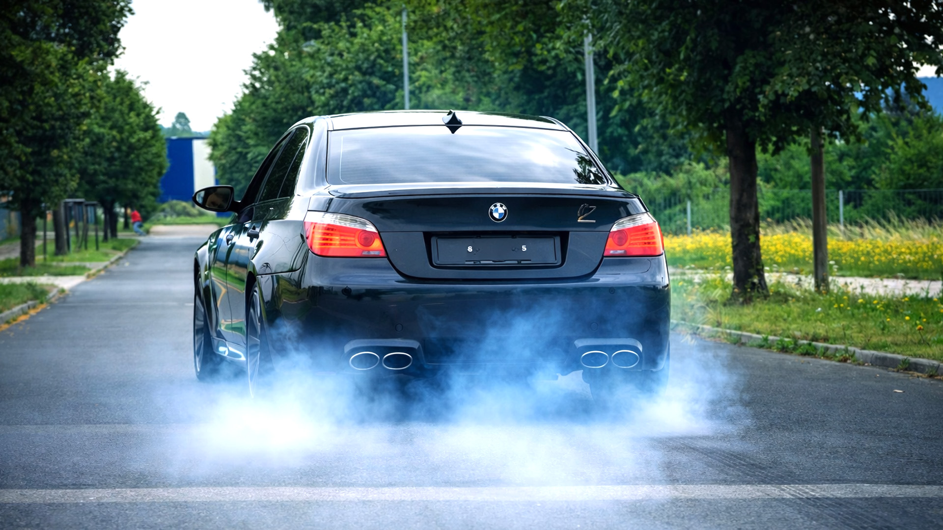 BMW M5 aggressive sound with race exhaust