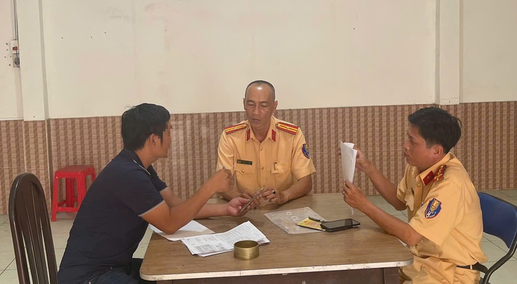 Tài xế xe khách chạy ngược chiều trên đường Tân Sơn bị phạt 19 triệu đồng