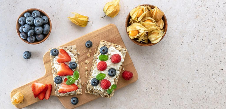 يمكن تناول سناكات صحية خفيفة