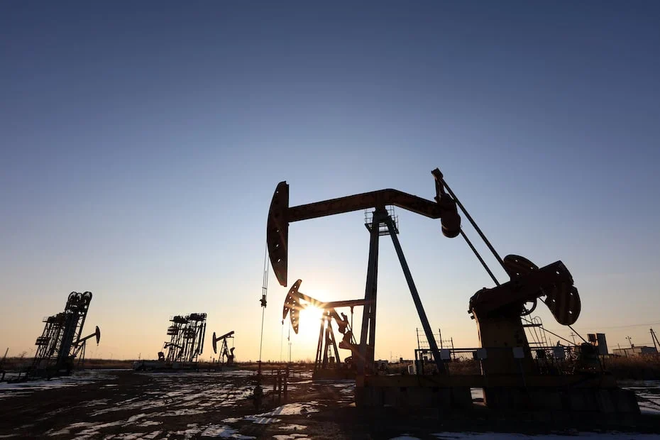 Oil falls on prospect of Middle East ceasefire easing supply disruption