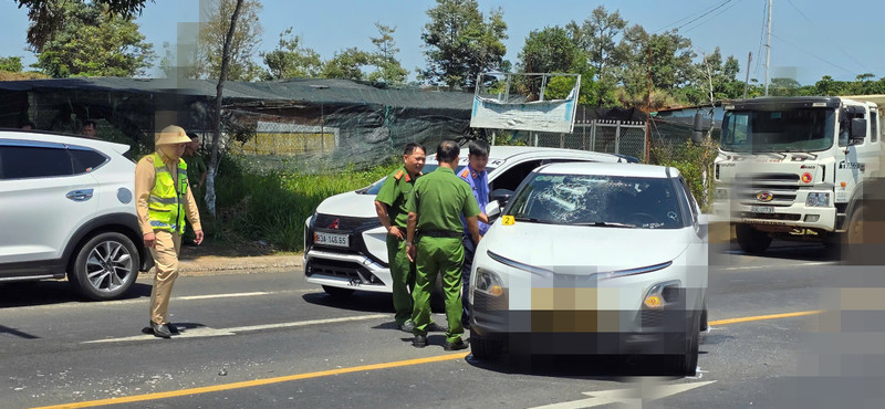 Mâu thuẫn với vợ, người đàn ông đập vỡ kính taxi trên quốc lộ