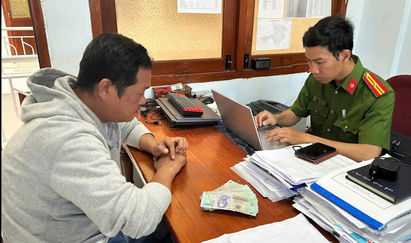 Người phụ nữ rút tiền từ ATM bị theo dõi, móc trộm 90 triệu đồng