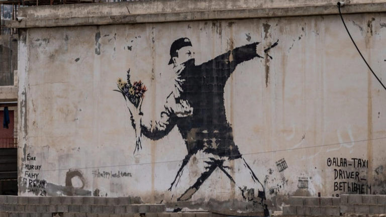 Cosa cambia ora che sappiamo chi è Banksy, il critico d’arte Viola: “Non avevamo bisogno della sua identità”