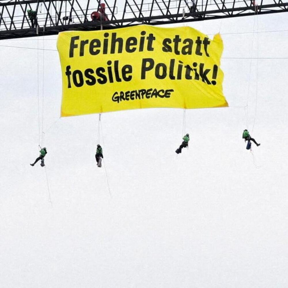 protest-gegen-fossile-politik-greenpeace-aktivisten-kapern-kran-vor