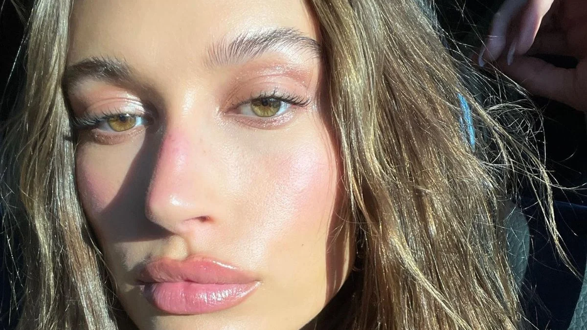 Hailey Bieber flaunts effortless style in tiny white crop top<br><br>