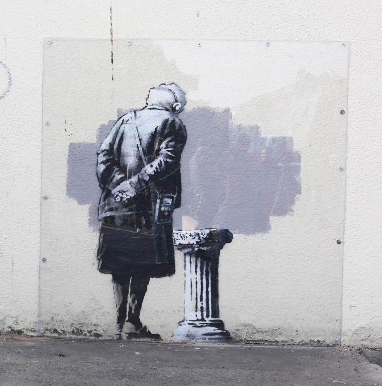 Cosa cambia ora che sappiamo chi è Banksy, il critico d’arte Viola: “Non avevamo bisogno della sua identità”