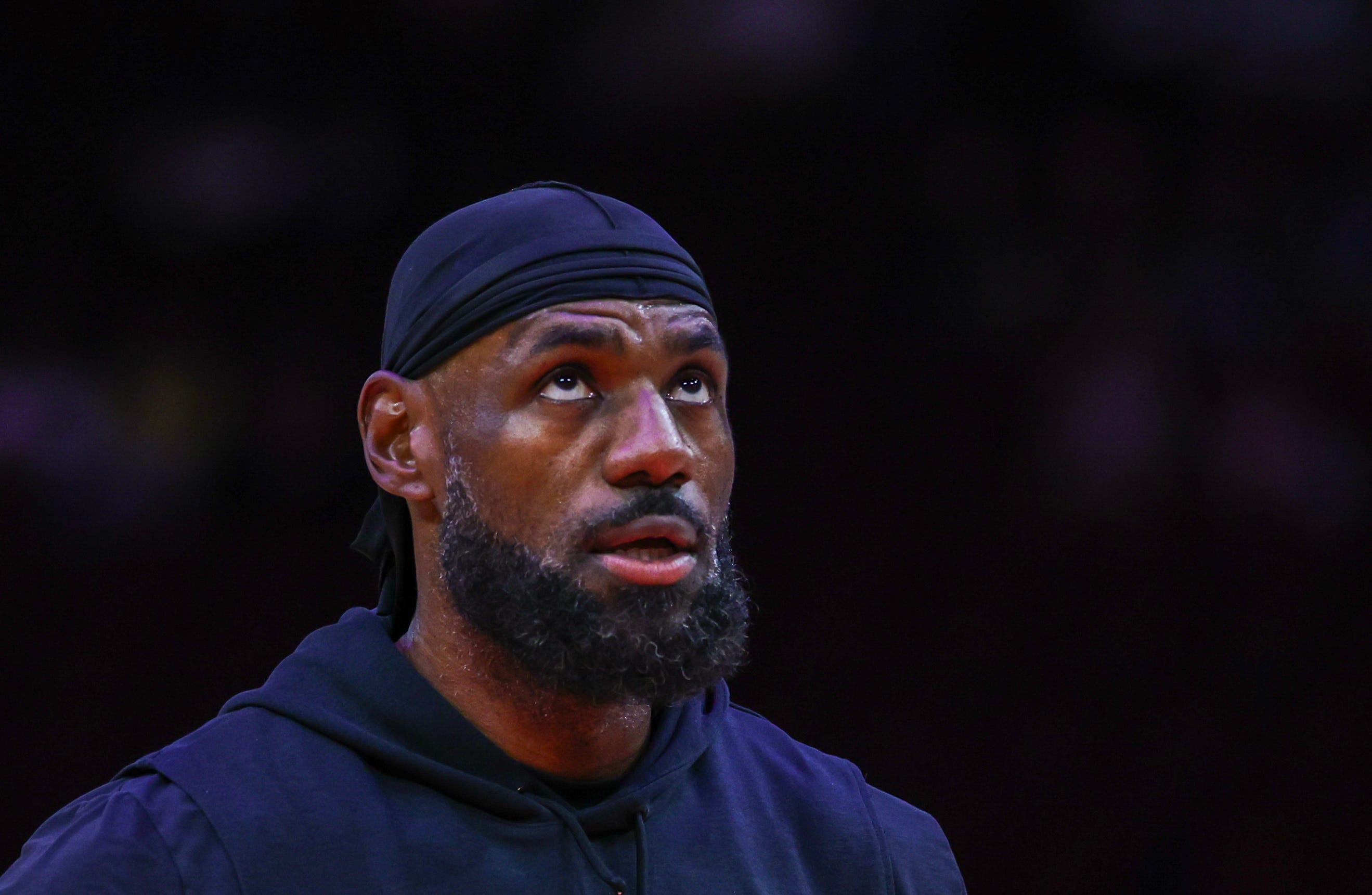 Report: LeBron James could stay with Lakers if he accepts less money