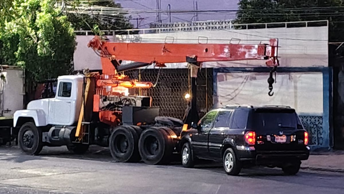 Muere hombre tras chocar contra grúa estacionada en Santa Catarina, NL
