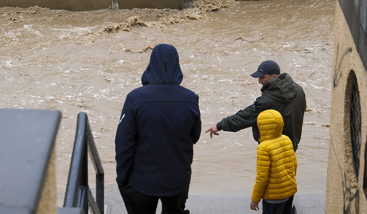 ‘Storm of the century’ sparks mass exodus from popular Irish holiday ...