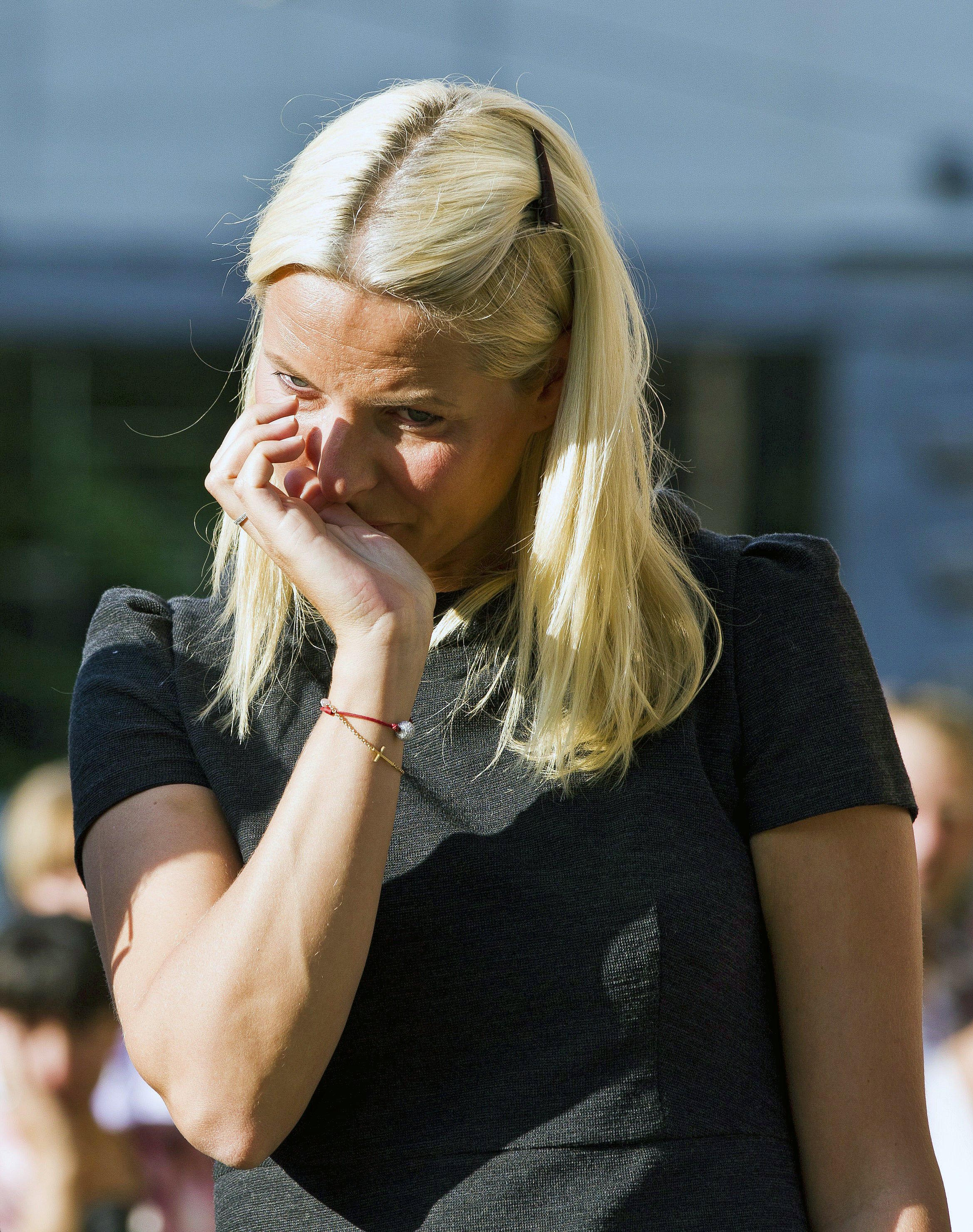 The concerning images of Mette-Marit out for a walk with an oxygen ...