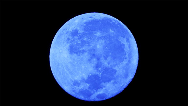 1883, the year the moon turned blue and the sun went splendid green