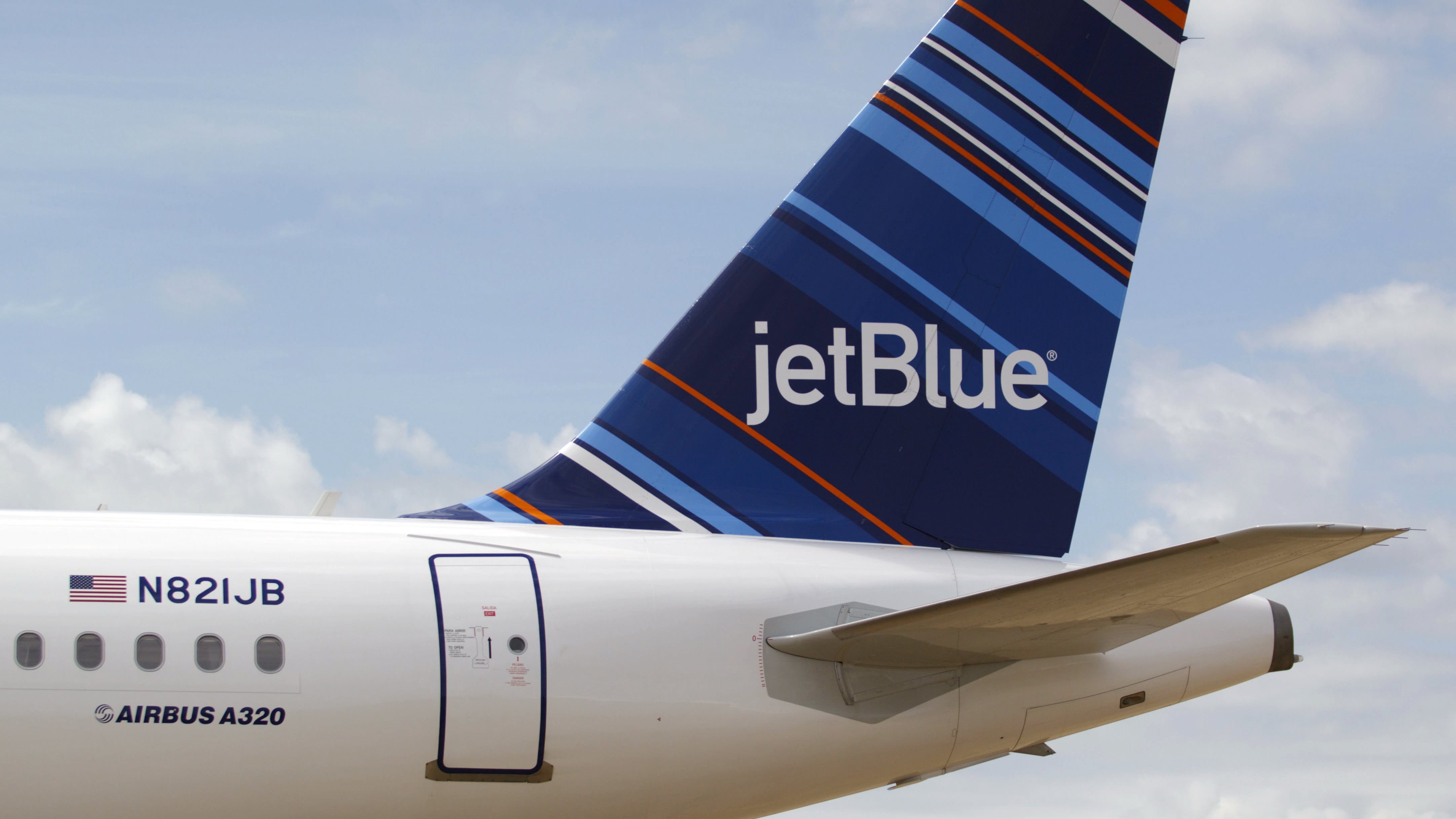 JetBlue flight turns back after bizarre takeoff incident: 