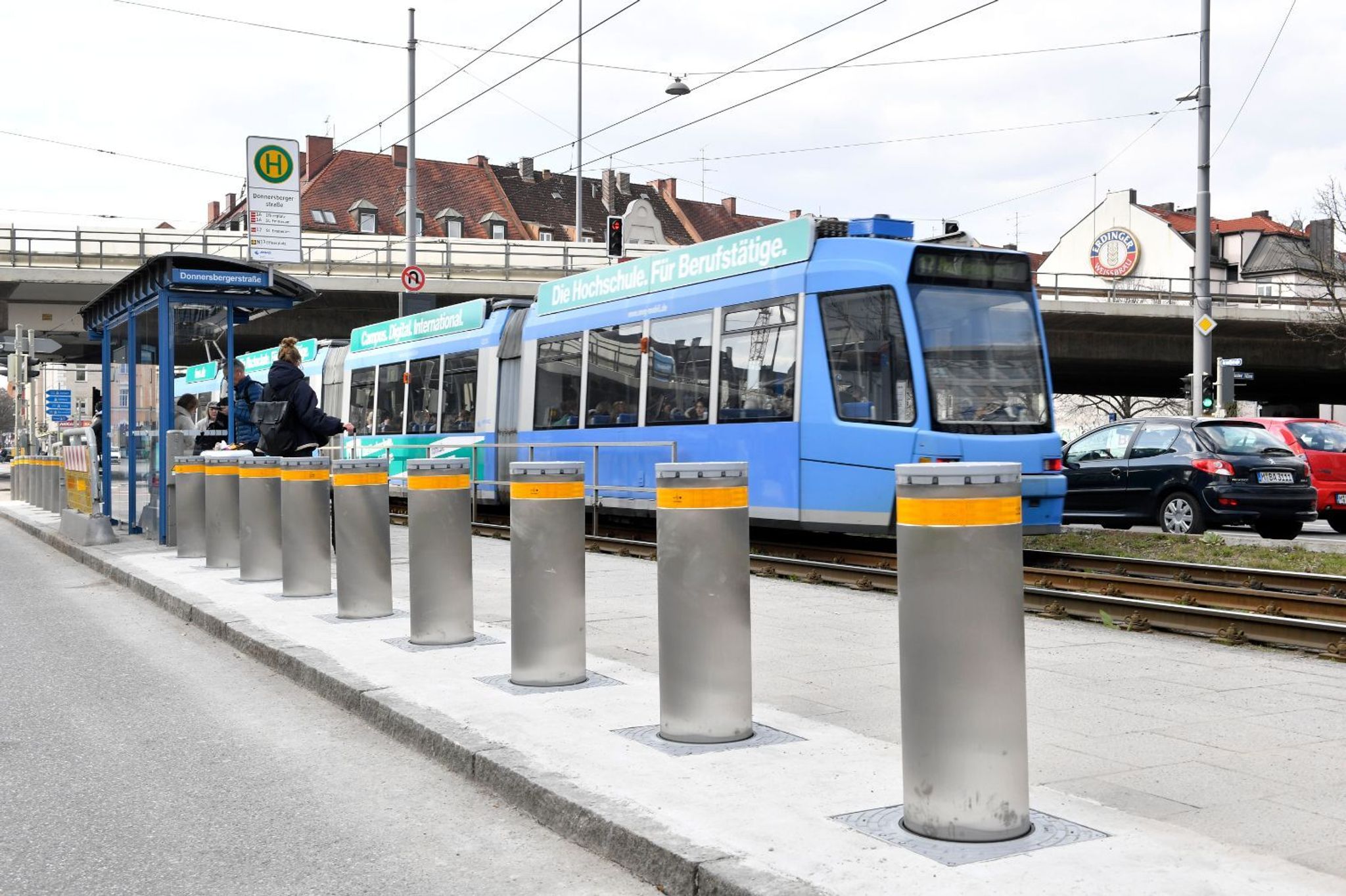 Nach Unfällen: Straßenbahn-Haltestelle mit Pollern geschützt