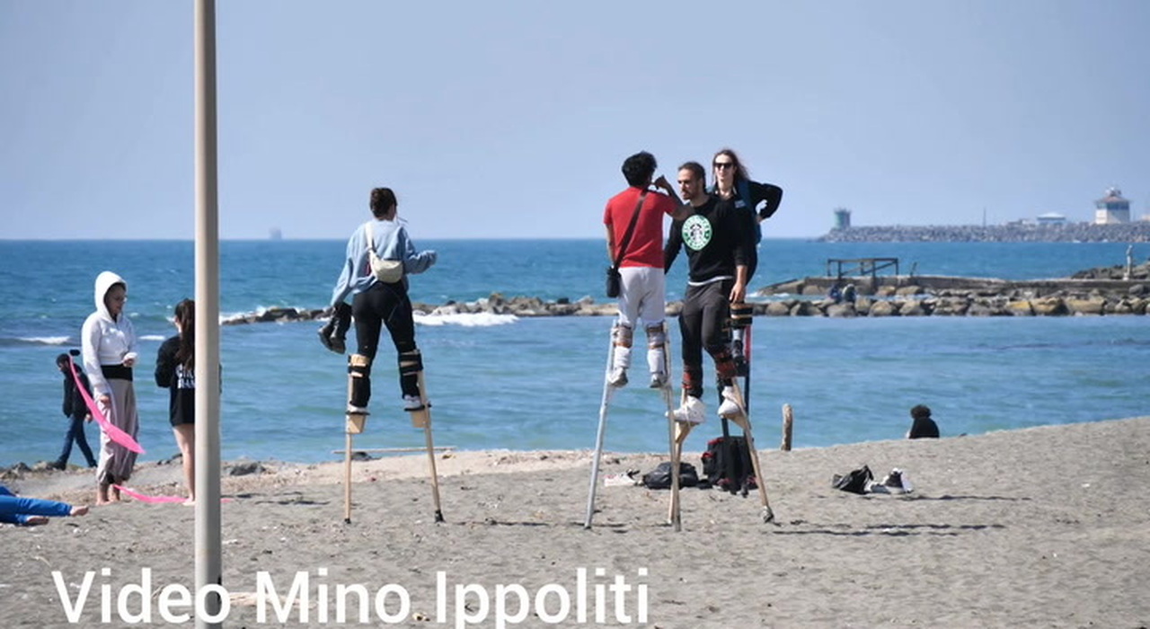 Ostia, arenile invaso dai rifiuti, turisti in fuga: in spiaggia solo ...