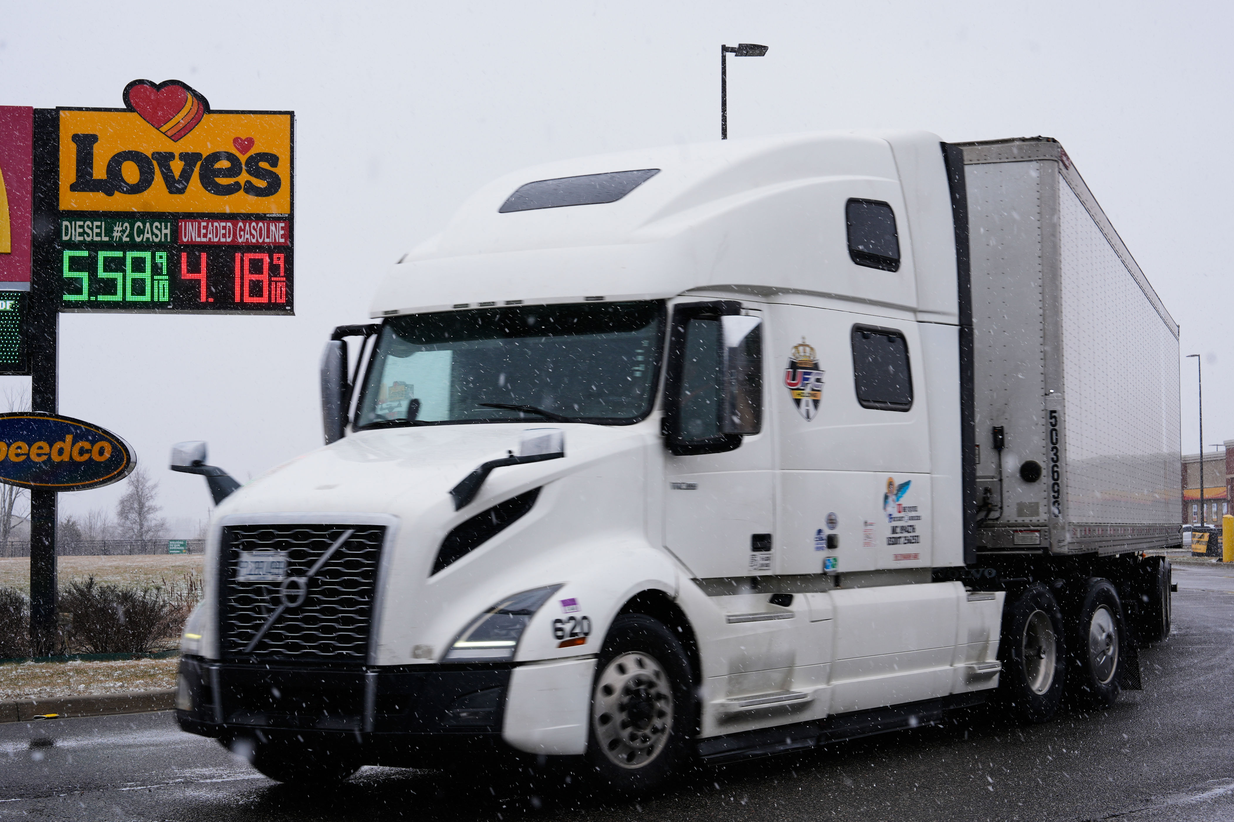 Wall Street analysts say recession odds are rising as oil prices remain ...