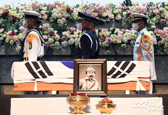 대전 유성구 국립대전현충원 현충관에서 홍범도 장군의 유해 안치식이 거행되고 있다. 국가보훈처 제공
