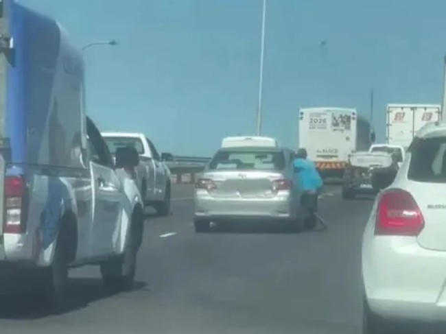 Watch | Suspected smash and grabber hangs onto a car