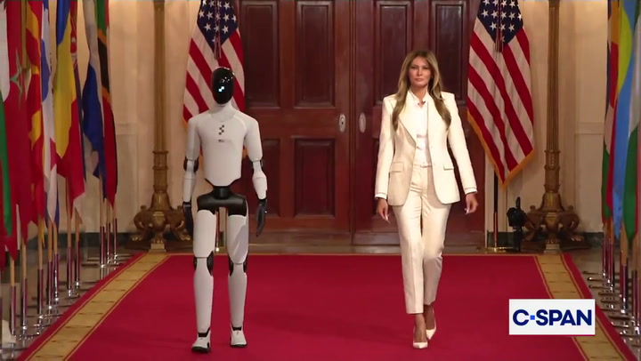 Multilingual robot mimics Melania at weird White House event