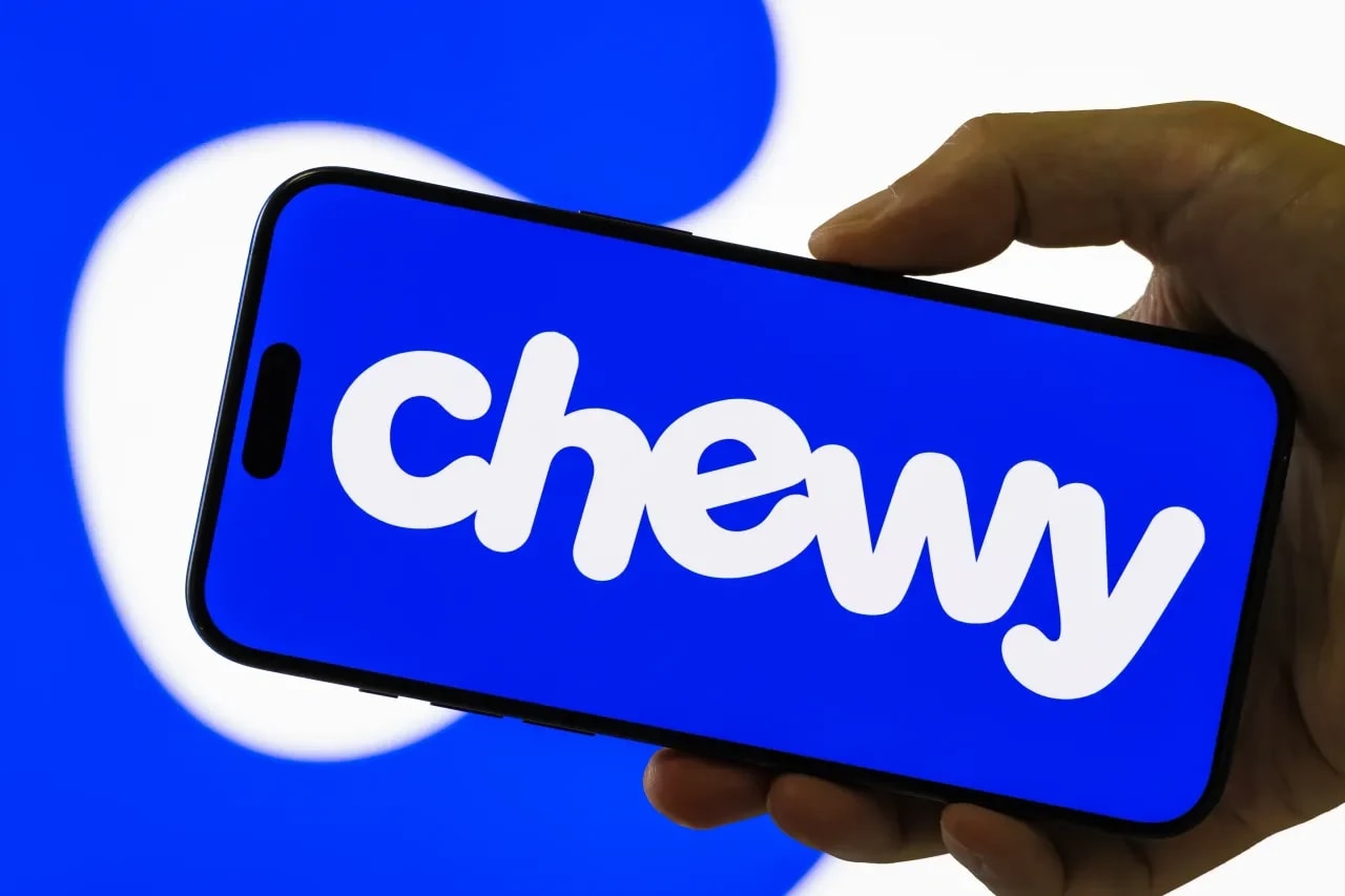 Chewy CEO flags flat pricing, rising e-commerce shift and AI push as ...