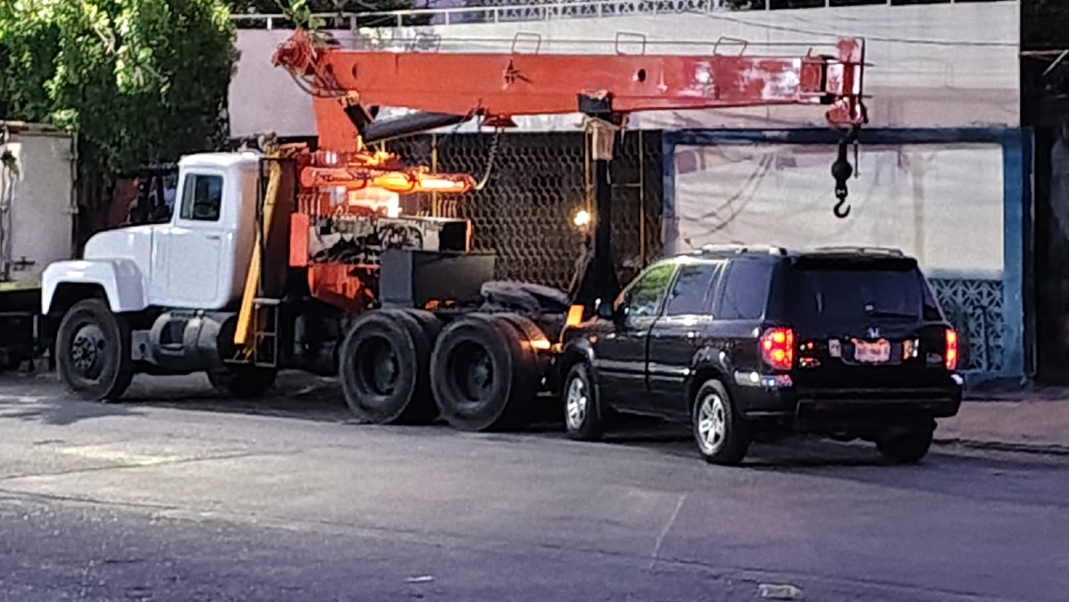 Muere conductor de camioneta tras chocar contra grúa estacionada en ...