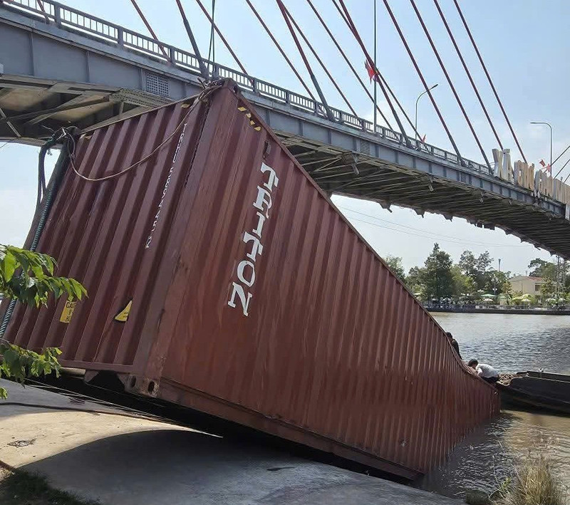 Phạt thuyền trưởng chở thùng container vướng dây điện cầu Chợ Gạo